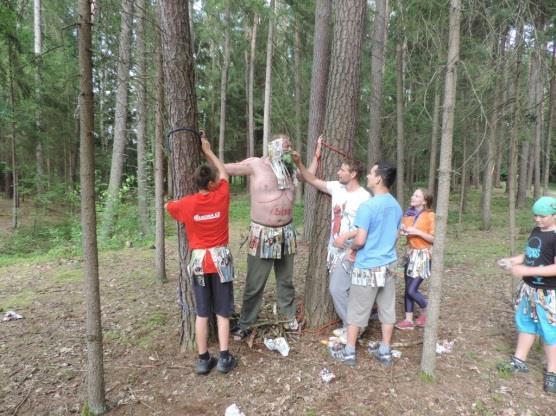 Aby nás nepoznali, vyrobili jsme si krásné divošské sukýnky a