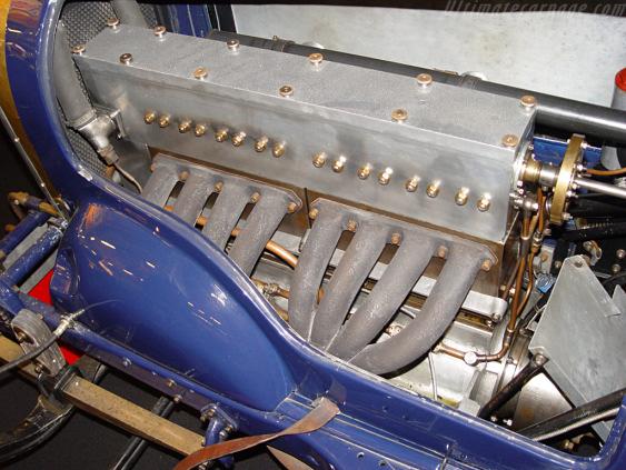 DVOUMÍSTNÉ VOZY 1920 1927 Prvním vozem značky Bugatti, který se po válce zúčastnil Velké ceny, byl v roce 1924 typ 30. Tento vůz poháněl řadový osmiválec o objemu 1 991 cm 3 (obr. 3.5).