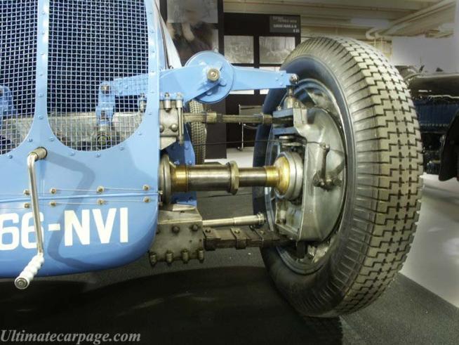 7 Motor vozu Bugatti 54 [48] Typ 53 se lišil od typu 54 hlavně v pohonu všech kol, ten zajišťoval mezinápravový diferenciál.