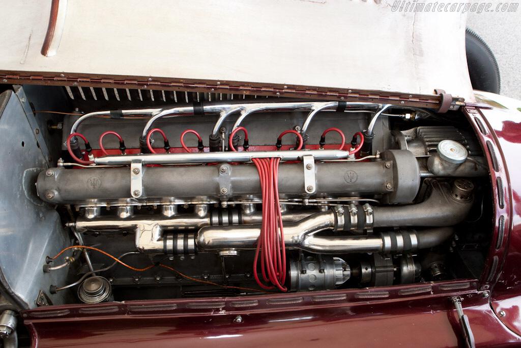 8) přeplňovaný kompresorem Roots s přetlakem 118 kpa. Motor byl vyladěn na výkon 261 kw (350 k) při 6 000 min -1. Obr. 5.