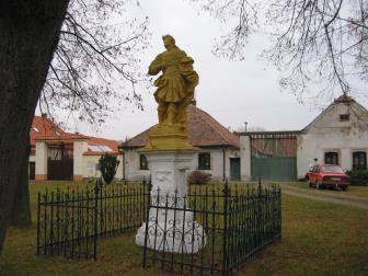 č.r. 27394/2 1016 - socha sv. Donáta č.r. 35575/2 1018 -kříž s reliéfem sv.