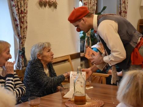 Jsou bezbranní, touží po pozornosti, pohlazení, vlídném slovu a stejně tak i po