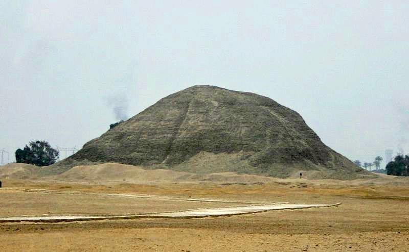 2) NOVÝ KRÁL Faraon si nechal zbudovat první pyramidu v Dahšúru, ale konstrukční vady stavby způsobily, že se pyramida zhroutila a a zůstala nedokončená.