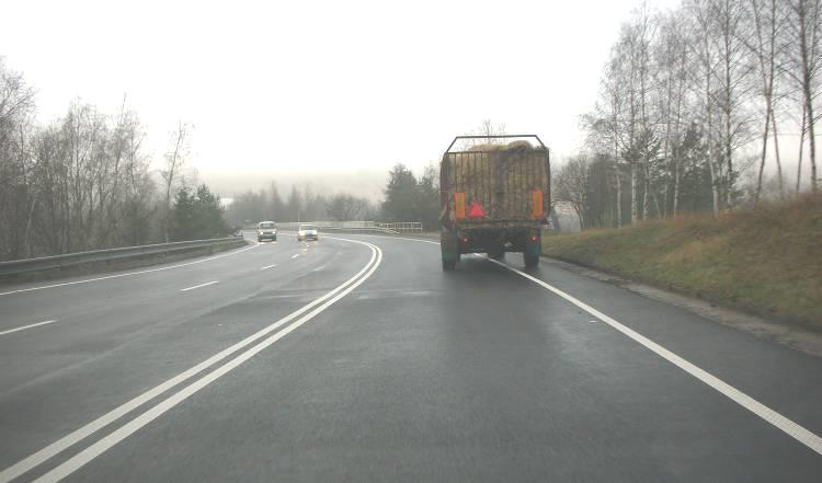 Nouzové stání (3) Řidič motorového vozidla, které je povinně vybaveno přenosným výstražným trojúhelníkem, musí tohoto trojúhelníku užít po dobu nouzového stání, například při přerušení jízdy pro