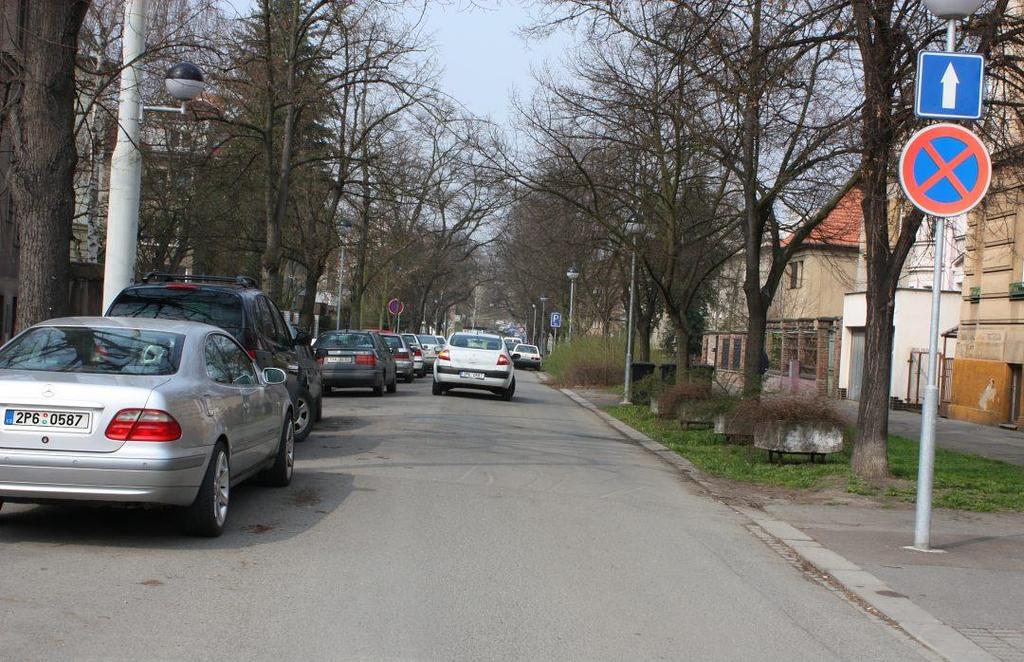 Otáčení na jednosměrné pozemní komunikaci je zakázané vždy. Couvat smíme jen výjimečně, jestliže je to nezbytně nutné.