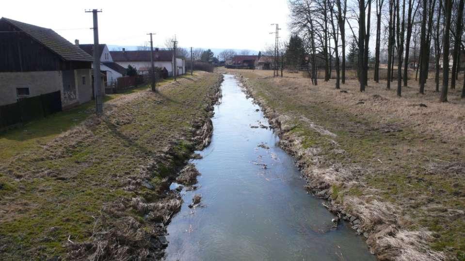 koryta v intravilánech a v jejich blízkosti,