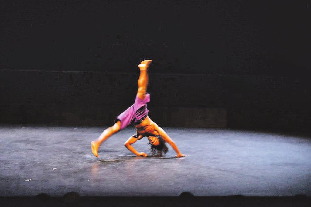 TANEČNÍ VEČER EVROPA MIMO EVROPU Tři zhruba třicetiminutové choreografie současného tance z Madagaskaru a Martiniku Délka tanečního večera: 1 h 50 min se dvěma přestávkami Po představení následuje