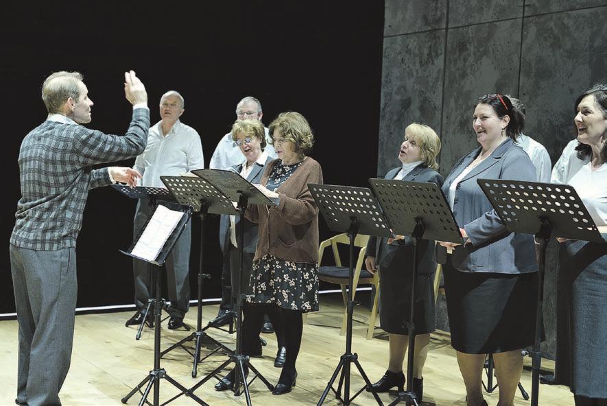 Slovenské národné divadlo (Slovensko) PRED ZÁPADOM SLNKA Překlad: Ján Štrasser, Peter Zajac Režie: Michal Vajdička Dramaturgie: Daniel Majling Scéna: Pavol Andraško Kostýmy: Katarína Hollá Hudba:
