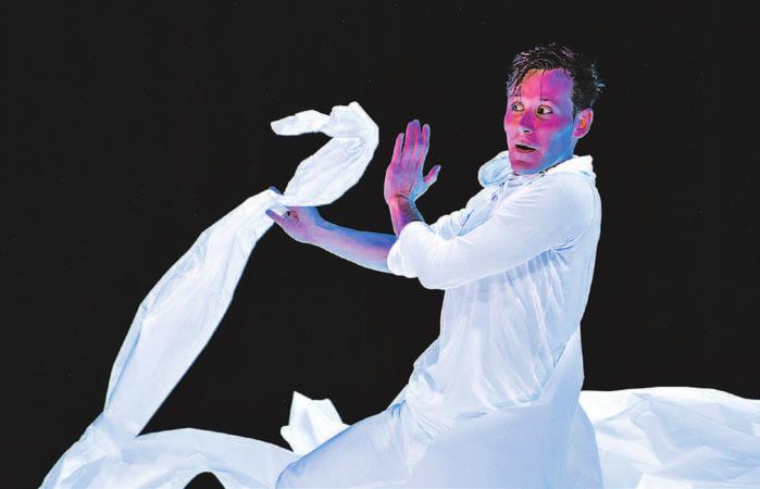 25 5 SOBOTA FESTIVALOVÝ Radim Vizváry PEJPRBÓJ Jeden mim-vypravěč, jedna role papíru a dětská fantazie.
