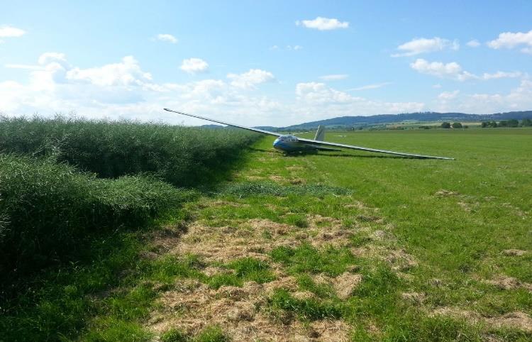 Meteorologické podmínky V deníku dispečera RADIO byly při zahájení provozu v 08:00 h zapsány údaje o meteorologické situaci: 2/8 SCT, vítr 300-330 o rychlosti 10-12 kt, dohlednost 30 km, QNH 1020.