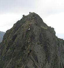 6 TURISTIKA Orla Perć Nejvyšším bodem v horách, na který se můžete dostat po označených stezkách jsou Rysy, a nejtěžší cesta je Orla Perć.