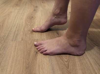 Jedenáctý cvik - Práce s chodidly dle Feldenkraise 2 Výchozí poloha: Sed Postup: Vnímejte kontakt nohou se zemí. Jak vnímáte kontakt těla se zemí? Jaká noha je lehčí? Jaké kosti se dotýkají podložky?