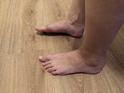 Dvanáctý cvik - Práce s chodidly dle Feldenkraise 3 Výchozí poloha: Sed Postup: Vnímejte kontakt nohou se zemí. Jak vnímáte kontakt těla se zemí? Jaká noha je lehčí? Jaké kosti se dotýkají podložky?