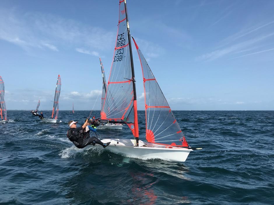 Větrný Kiel i Quiberon nejsou lokality pro nováčky a tak musela část nesourodé skupiny Sportovního centra mládeže zůstat na domácích vodách.