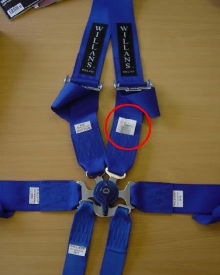 Informace pro výrobce - označení BP hologramem Bezpečnostní pásy musí být hologramem označeny na levém ramenním pásu viz níže 4. Kontrola přilby Technický komisař musí zkontrolovat i ev.
