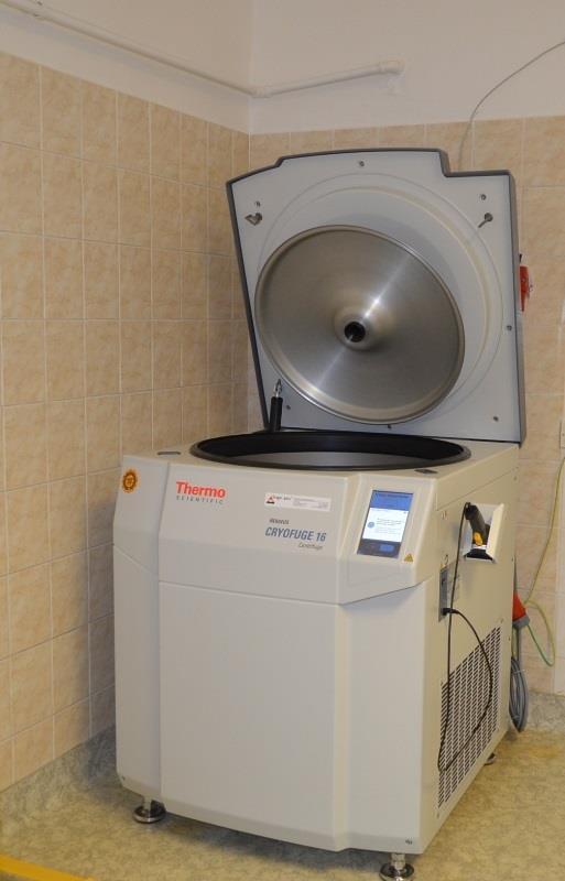 karvinské pracoviště například centrifuga k výrobě jednotlivých transfuzních přípravků pro HTO (viz obrázek č.