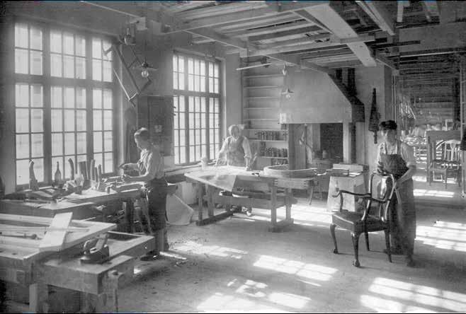120 let poctivé práce Kvalitní nábytek z masivního dřeva začal vyrábět