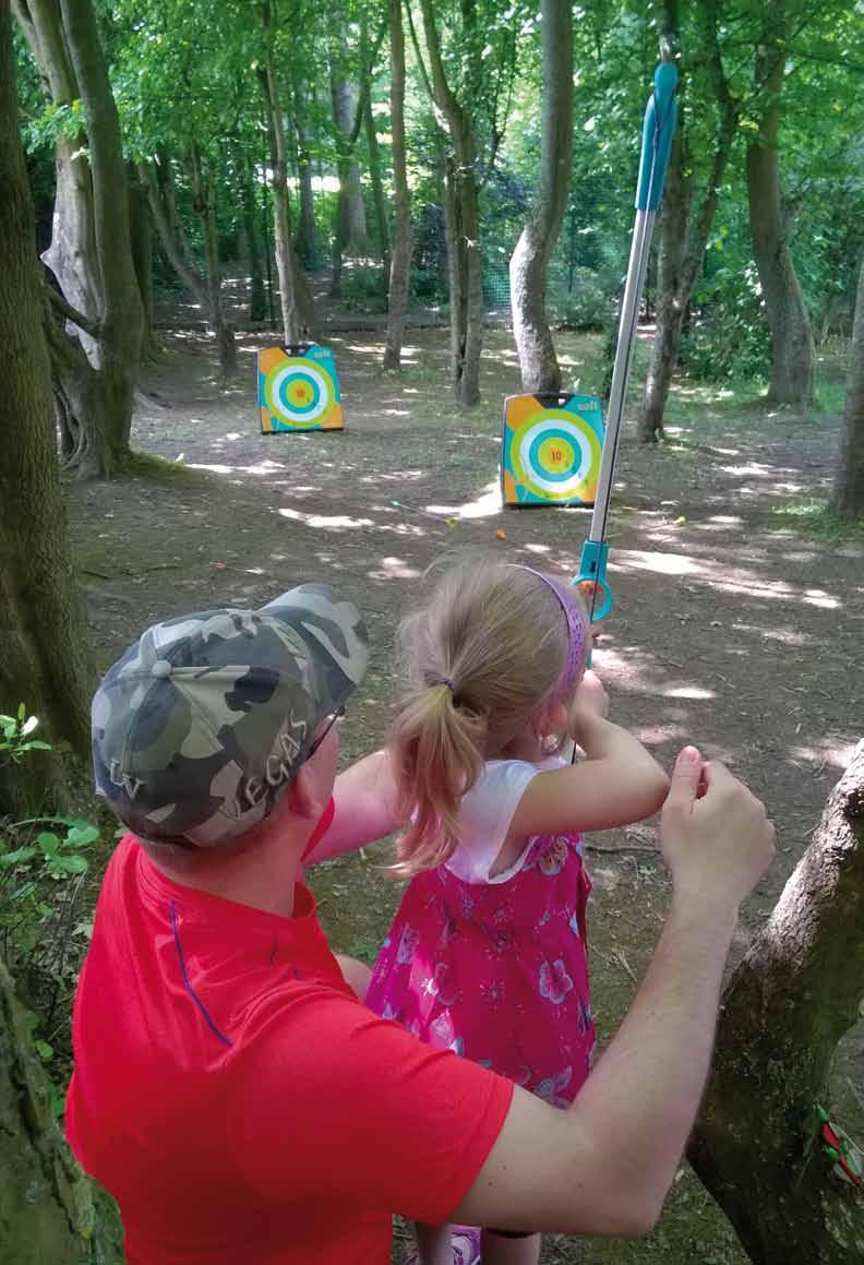 Členky výboru i další pomocníci se, jako vždy, celé odpoledne nestačili ohánět, grilu se pilně věnoval hlavně Dušan, pomáhali mu George a Dimitri.