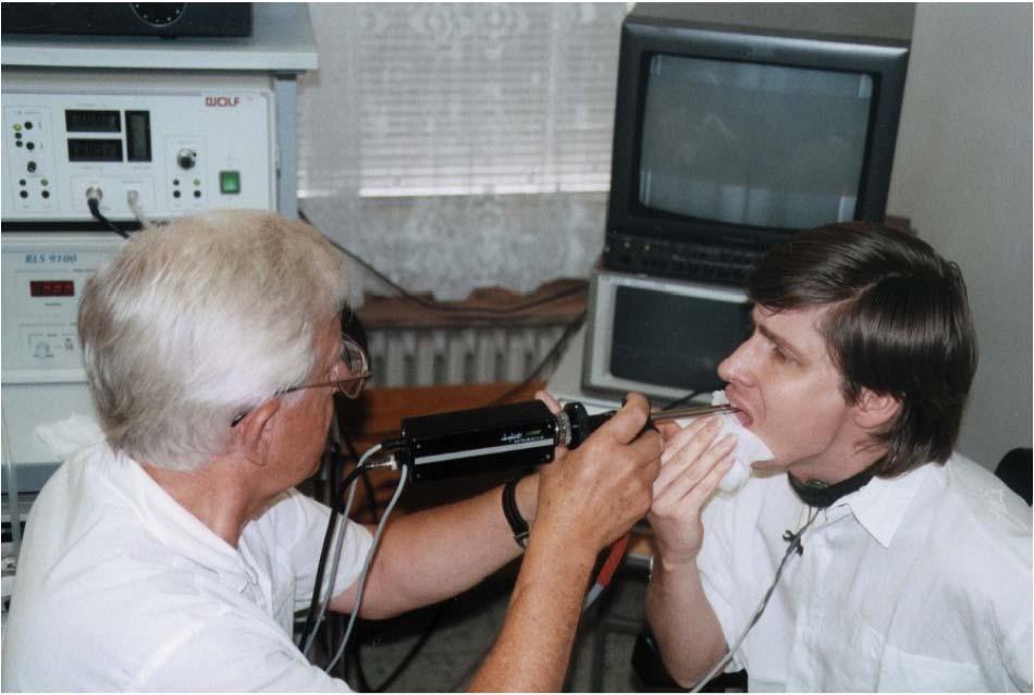 Obr. 4. Vyšetřování VKG kamerou první generace. Vlevo F. Šram, vpravo J. Švec snímek z roku 1997. (Z publikace [34]).