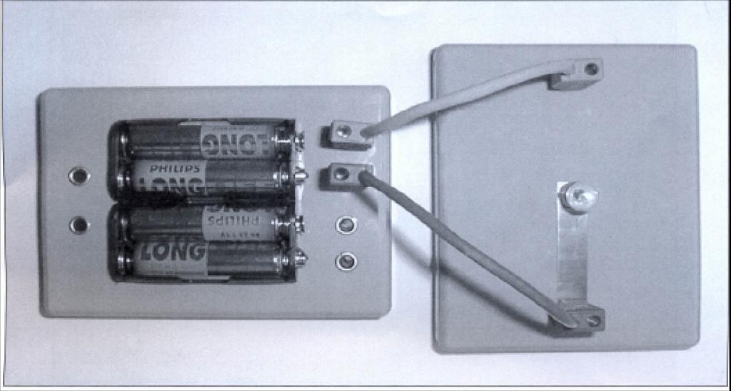 1 Elektrický obvod Pomůcky: 1 x panel s žárovkou 1 1 x vodič 10 cm, červený 6 1 x vodič 10 cm, modrý 7 1 x panel s držákem na baterie 11 1 x žárovka 3,8 V / 0,07 A 25 4 x tužková baterie 26 Postup: