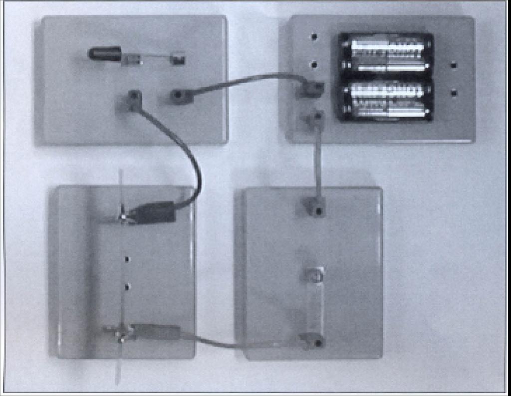 3 Vodiče a nevodiče Pomůcky: 1 x panel s žárovkou 1 1 x panel se spínačem 3 2 x vodič 10 cm, červený 6 2 x vodič 10 cm, modrý 7 1 x propojovací panel 10 1 x panel s držákem na baterie 11 1 x vzorky