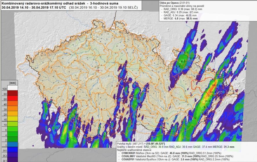 Obr. 12 Kombinovaný radarovo srážkoměrný odhad srážek v termínu 17:10 20:10 SELČ, s vyznačením maximálních hodnot zaznamenaných srážek Na možnost krátkodobých