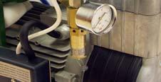 Při odběru tlakového vzduchu poklesne tlak ve vzdušníku na zapínací tlak, uvede do činnosti kompresor a vzdušník se naplní tlakovým vzduchem.