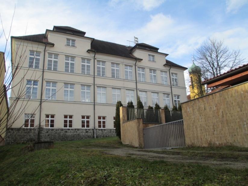 Václav Vysušil, učitel Hlavní vchod do budovy školy Dnešní podoba pavilonu školní jídelny postaveného v roce 1986 Budova bývalé