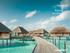 Již z dálky se tento překrásný hotelový resort Kani vynořuje z tyrkysově modrého moře jako ostrov s nádhernou zahradou.
