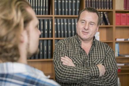 8 Příklad: Proces o ochraně proti propuštění, hodnota sporu 12.000 eur. Za základ se berou čtyři měsíční příjmy ve výši 3.000 eur hrubého.