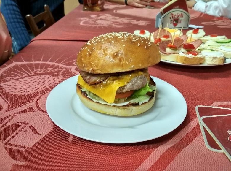 Uživatel drog pak žije v nevyhovujících podmínkách nejčastěji s dalšími narkomany, trpí různými kožními nebo infekčními nemocemi a peníze na drogy získává pácháním trestné