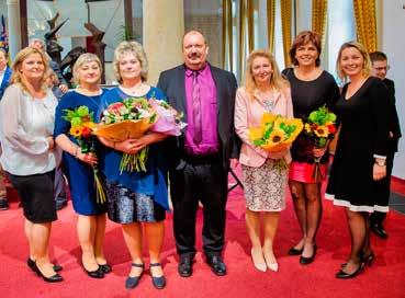 Cenu města Zlína převzala Eva Jiřičná během slavnostního aktu, který se uskutečnil ve zcela zaplněné obřadní síni radnice.