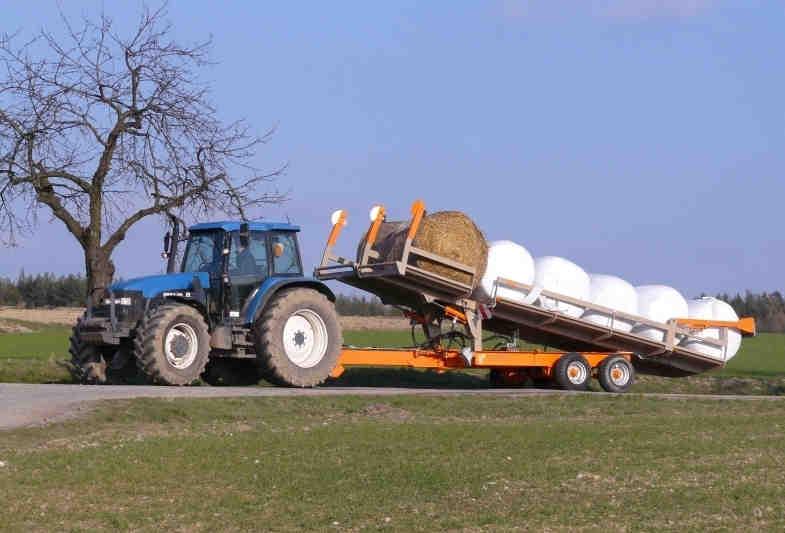 1. Úvod 1. ÚVOD 1.1 Popis- Samonakládací sběrač balíků Rotos, ROmiLL, spol. s r.o. Obr. 1.1 Rotos- transportní poloha (zdroj: www.romill.