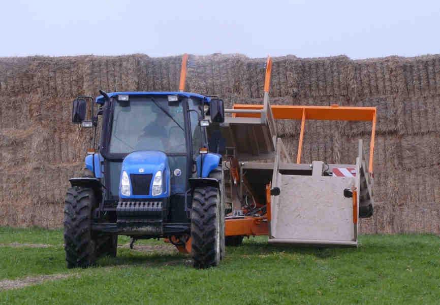 1. Úvod 1.2 Princip činnosti Po příjezdu na místo sběru, vyklopí obsluha hydraulicky ovládané oje do pracovní polohy.