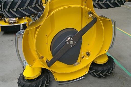 (hydraulickou nádrží dolů) - Očistěte žací prostor. - Nasuňte mulčovací kryt do prostoru mezi skelet a držáky krytu.