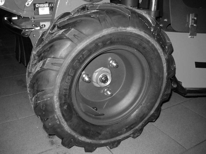 11.16 VÝMĚNA KOLA Kola se vyměňují na rovné, pevné ploše. Kolo natočte tak, aby byly upevňovací matky přístupné zvenčí. Zastavte motor, vyjměte klíček ze zapalování. Zajistěte stroj proti pohybu.