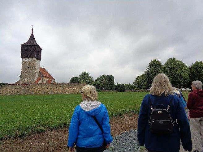 Nejlépe od metra na Hájích, luxusním meziměstským autobusem, tím by se dalo jet klidně hodně daleko, nám se ale zalíbily Kozojedy, to bude to správné místo k výletu na Šemberu.