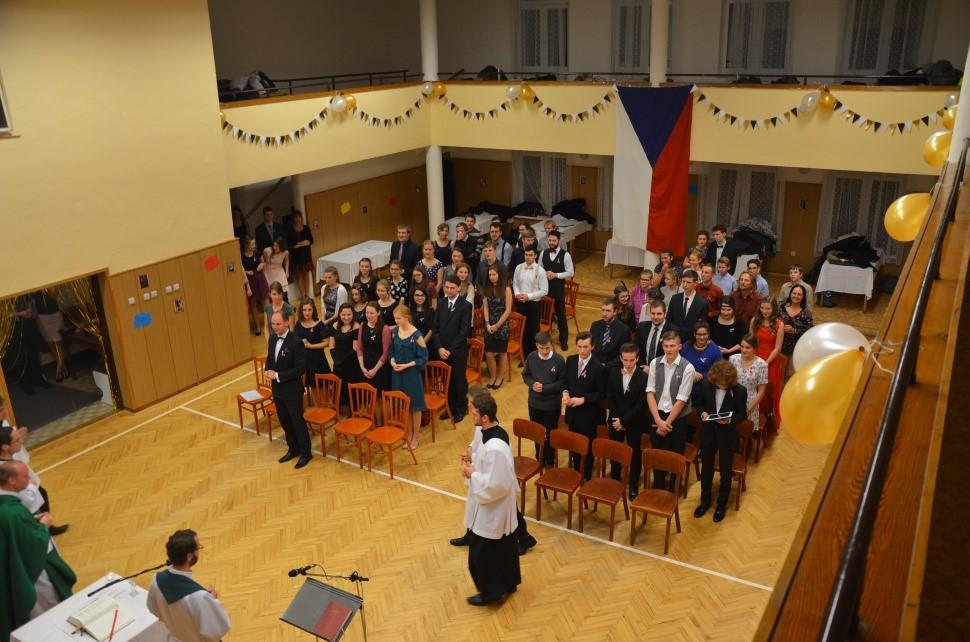 V první republice CÍRKEVNÍ SILVESTR Snad taky budou si umět zpívat a tančit na stole, jako my, i za 100 let O to jsme se snažili na letošním Církevním silvestru s tématem První republika. Ano večer 1.