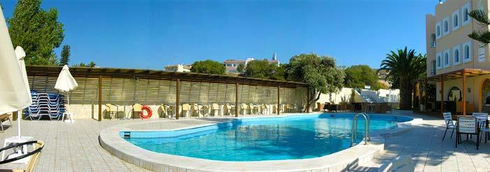 Nedaleko hotelu je největší zábavní vodní park na Krétě, což ocení zejména vyznavači vodních radovánek a děti. Vzdálenost od letiště cca 6 km.