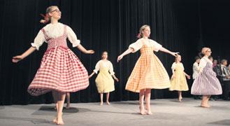 A nejen tančí, ale jsou schopné si ve vyšším ročníku choreografii samy připravit pro sebe i pro spolužačky. Své dovednosti opět předvedly na tradičním večeru Tančíme pro radost v pátek 3.