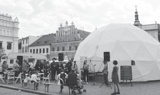 Sny se zdají po celou noc, ale pamatujeme si ty z REM spánku před probuzením. Při náměsíčnosti část mozku spí a část bdí.