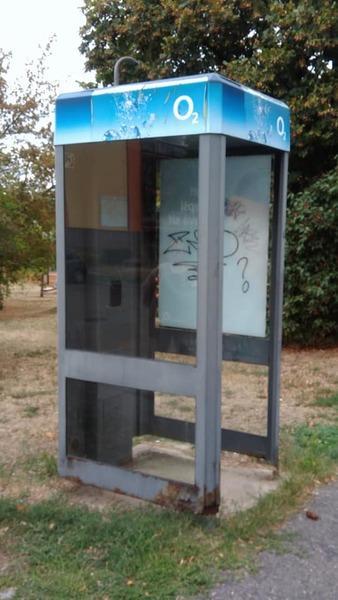 [20] Telefonní budka v