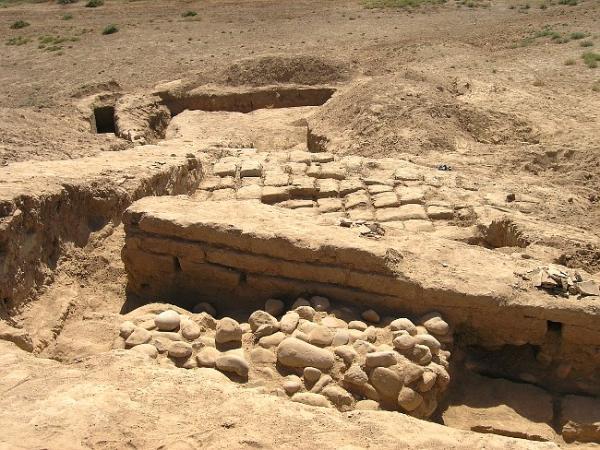 Pohled na část brány a chodbu nad branou s uloženou municí, Džandavláttepa, sektor 04, foto L. Stančo Jaký typ člověka je pro archeologii tohoto typu, jak jste popsal terénní práci, nevhodný?