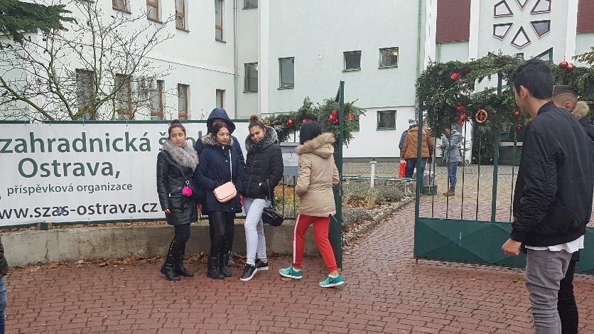 Cílem projektu je zlepšit pozici mladých ze sociálně vyloučených lokalit (především příslušníků romské komunity), ale i absolventů evidovaných na Úřadě práce na trhu práce a přispět tak k jejich