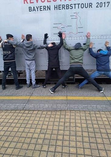 Návštěva REVOLUTION TRAIN s mládeží (protidrogový vlak) Dne 5. dubna jsme společně s mládeží jeli na nádraží v Ostravě Svinově, kde jsme navštívili vlakovou soupravu REVOLUTION TRAIN.