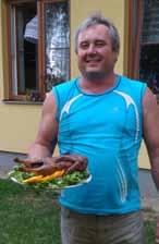 daleko. Pro pečenou kachnu si přišel pan Pavel Cacek.