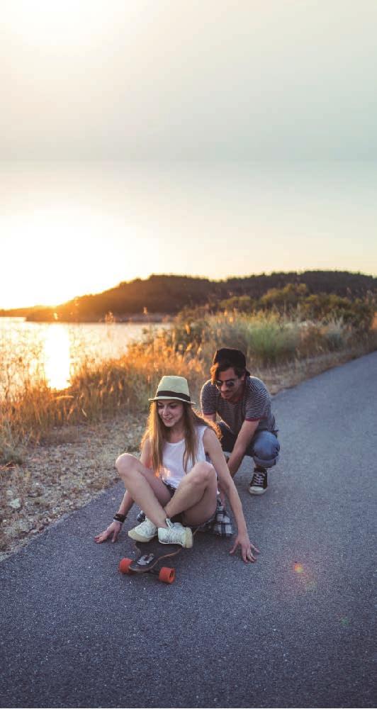 Aplikace a funkce Výběr objektivu pro snímání Můžete fotografovat a natáčet videa s použitím různých úhlů pohledu ultra širokoúhlým objektivem, širokoúhlým objektivem a teleobjektivem