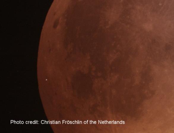 Na základě přesných měření, zejména díky ostrému snímku nizozemského fotografa Christiana Fröschlina, se podařilo spočítat polohu nového kráteru v selenografických souřadnicích na 29,47 J a 67,77 Z ±