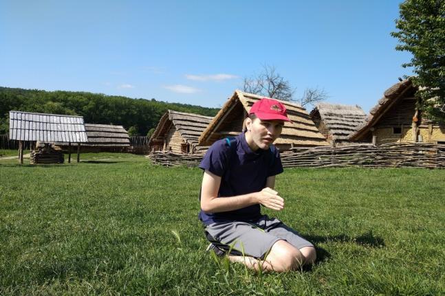 IV.3 komunikujícím klientem služby, jehož komunikační schopnosti byly obohaceny o gesta, která klient postupně začal využívat.