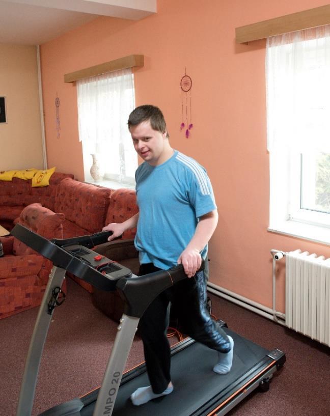 s jinými subjekty a sponzory klienti společně se zaměstnanci vysázeli okrasné keře a stromy v přední části zahrady za účelem eliminace hluku z ulice a zároveň vytvoření zelené zóny pro relaxaci a